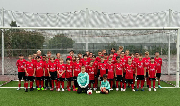 1A Leibe GmbH & Co. KG sponsert neue Trikots für Kinder- und Jugendmannschaften
